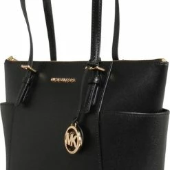 Beste Pirce ๐ฏ Gloednieuw โ๏ธ Michael Kors Jet Set Travel Dames Schoudertas - Zwart ๐ฅฐ ๐ 40 Beste Pirce ๐ฏ Gloednieuw โ๏ธ Michael Kors Jet Set Travel Dames Schoudertas - Zwart ๐ฅฐ ๐ -Tassen-dames Winkel 474x840 1