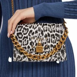 Promo ๐ Coupon ๐ Guess Centre Stage Dames Schoudertas - Zwart/Wit ๐ ๐ 23 Promo ๐ Coupon ๐ Guess Centre Stage Dames Schoudertas - Zwart/Wit ๐ ๐ -Tassen-dames Winkel 550x733 35